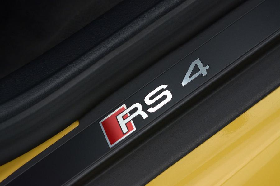Логотип Audi RS4 Avant (B5, 8D) 2000 года  (UK) (фото 20 из 40)